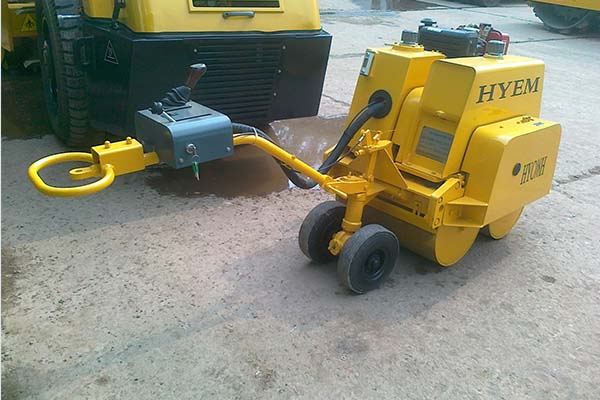 手扶振動(dòng)壓路機(jī)