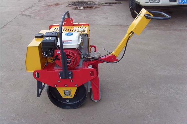 小型<a href='http://www.ntyyxh.com' target='_blank'>壓路機</a>