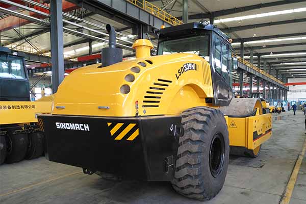 大型<a href='http://www.ntyyxh.com' target='_blank'>壓路機(jī)</a>